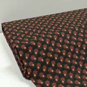 Tela negra con flores rojas y puntos ocres