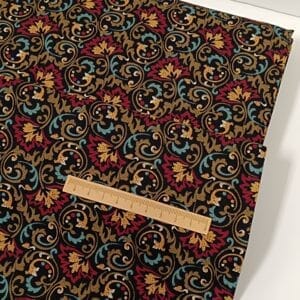 Tela negra con estampado de flores y colores