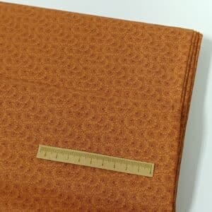 Tela naranja con estampado de flores