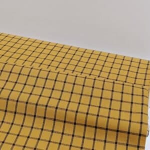 Tela cuadricula negra sobre fondo amarillo mostaza